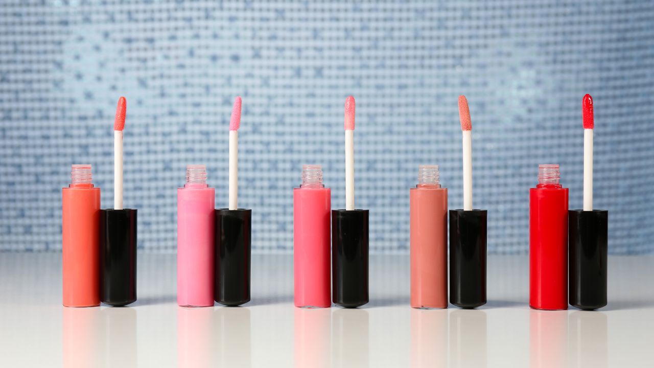 Top Benefits of Partnering with a Custom Lip Gloss Tubes Manufacturer